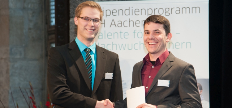 Gordian Simon (rechts), Leiter Geschäftsbereich Wassertechnik bei Marx Automation, hat jetzt das Stipendium an Alexander Gödde, Student der angewandten Chemie, überreicht.